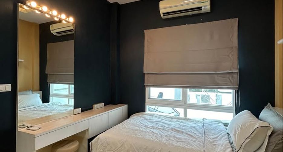 Casa adosada en alquiler de 3 habitaciones en Wang Thonglang, Bangkok
