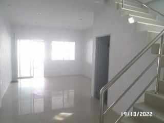 Продажа 1 кровать таунхаус в Ban Bueng, Чонбури