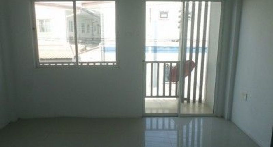 Продажа 1 кровать таунхаус в Ban Bueng, Чонбури
