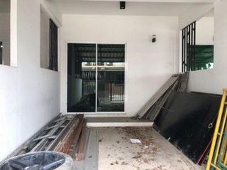 Продажа 1 кровать таунхаус в Ban Bueng, Чонбури