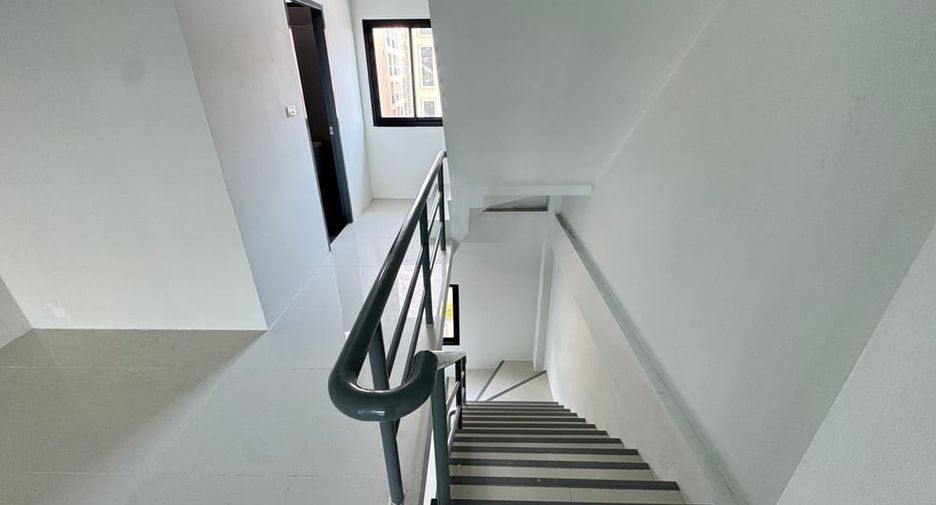 Local comercial en alquiler de 4 habitaciones en Bang Lamung, Chonburi