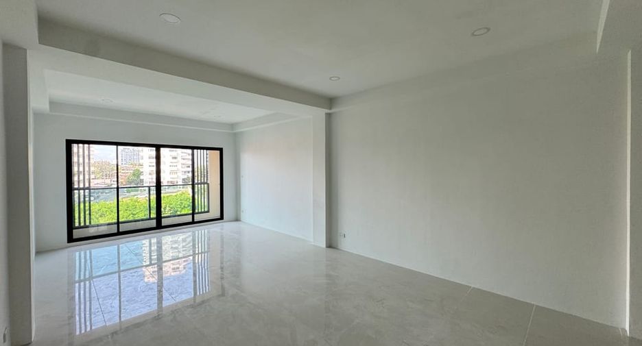 Local comercial en alquiler de 4 habitaciones en Bang Lamung, Chonburi