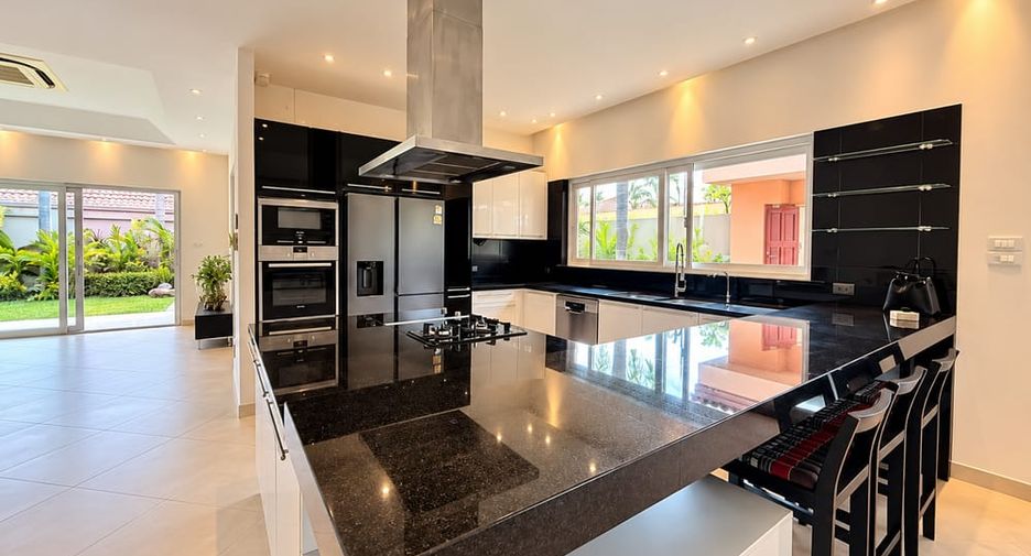 For rent 3 bedrooms villa in Bang Lamung, Chonburi
