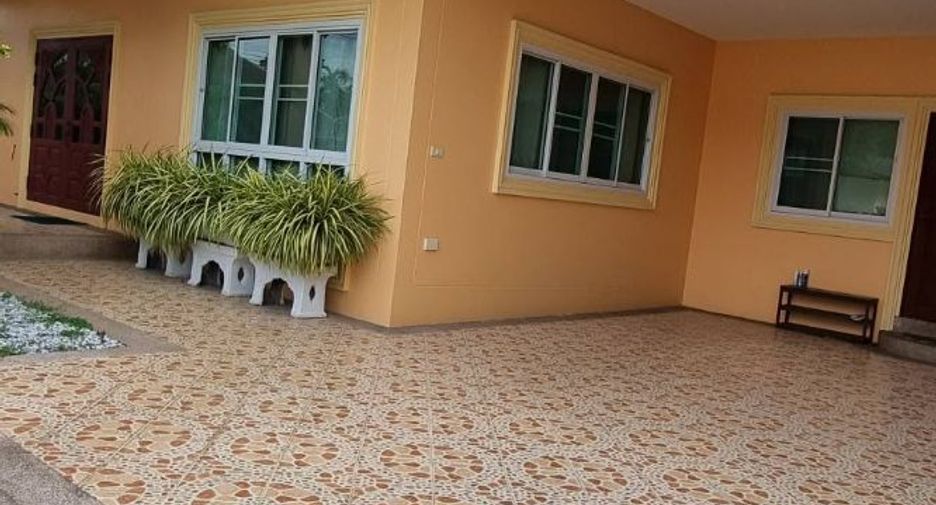 Casa en alquiler de 3 habitaciones en Bang Lamung, Chonburi