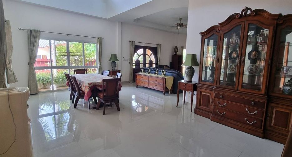 Casa en alquiler de 3 habitaciones en Bang Lamung, Chonburi