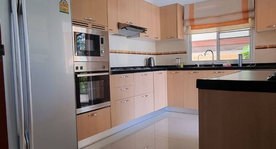 Casa en alquiler de 3 habitaciones en Bang Lamung, Chonburi