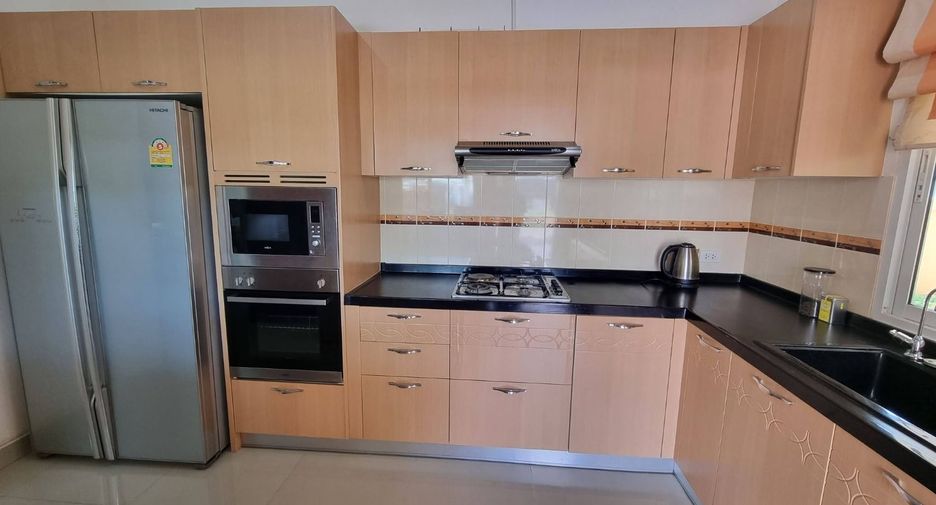 Casa en alquiler de 3 habitaciones en Bang Lamung, Chonburi