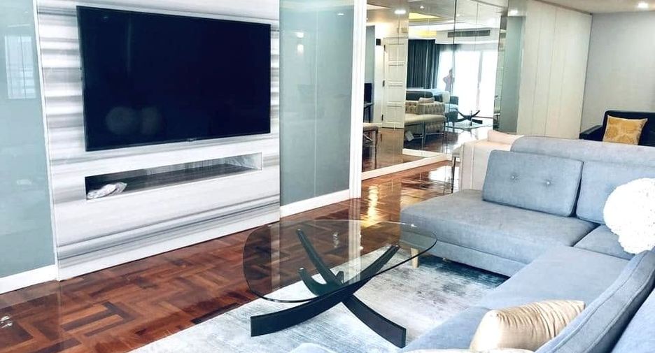For sale 3 bedrooms condo in Watthana, Bangkok