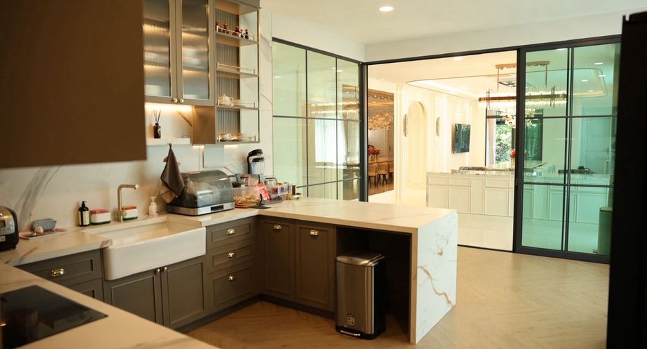 Casa en alquiler y en venta de 5 habitaciones en Bang Phli, Samut Prakan