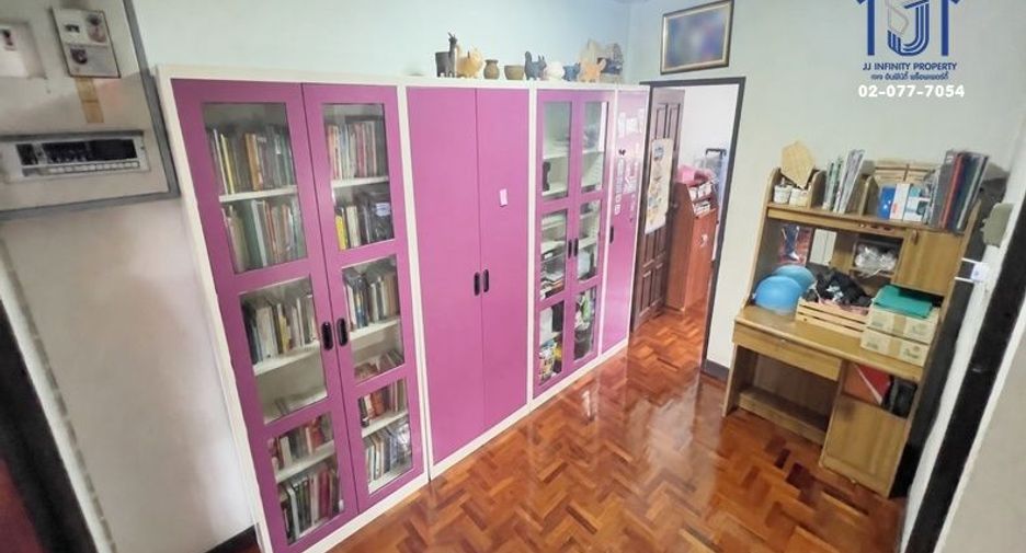 For sale 4 bedrooms townhouse in Bang Sue, Bangkok