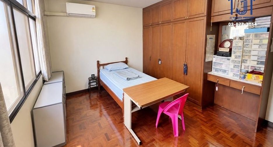 For sale 4 bedrooms townhouse in Bang Sue, Bangkok
