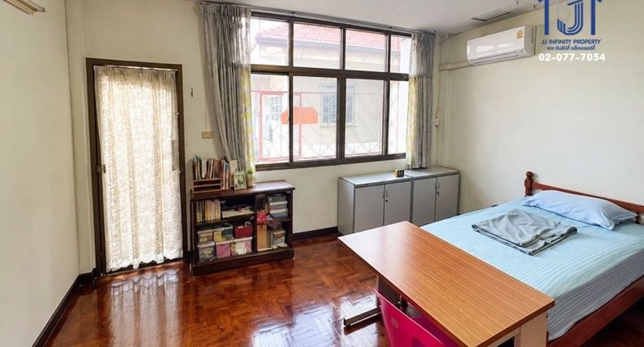 For sale 4 bedrooms townhouse in Bang Sue, Bangkok