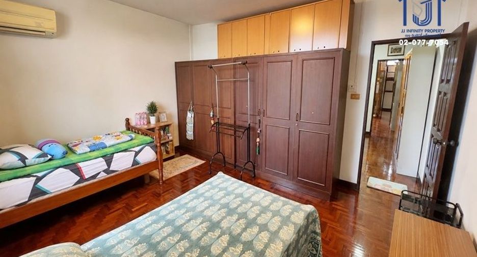 For sale 4 bedrooms townhouse in Bang Sue, Bangkok