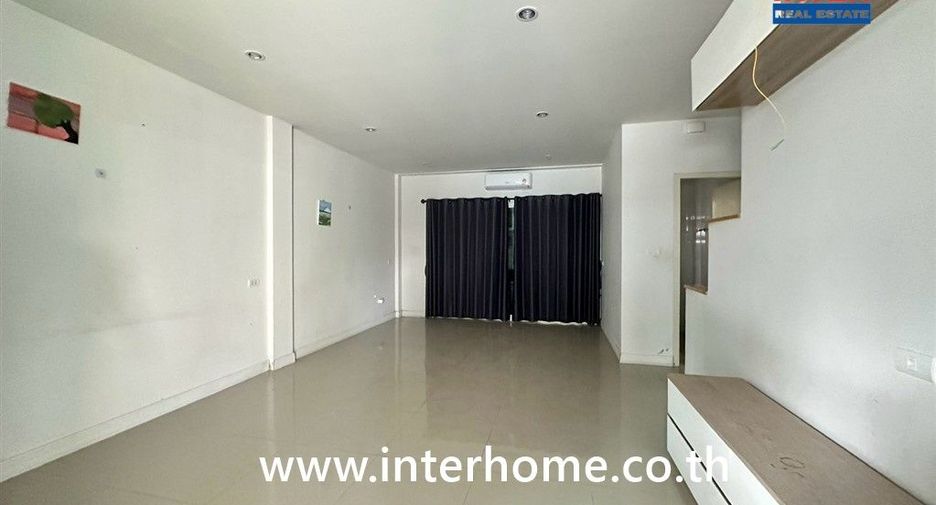 Casa adosada en venta de 3 habitaciones en Lam Luk Ka, Pathum Thani