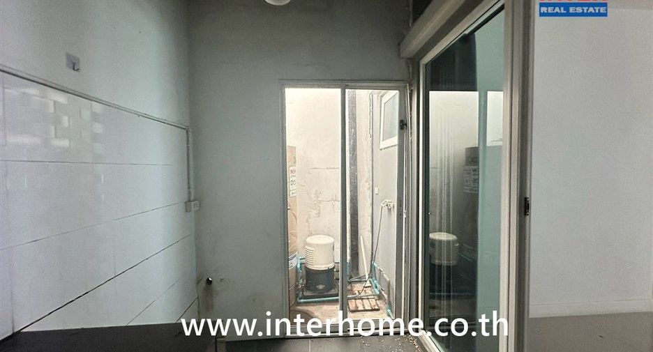 Casa adosada en venta de 3 habitaciones en Lam Luk Ka, Pathum Thani
