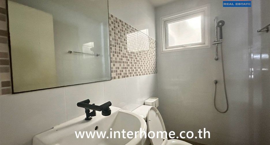 Casa adosada en venta de 3 habitaciones en Lam Luk Ka, Pathum Thani