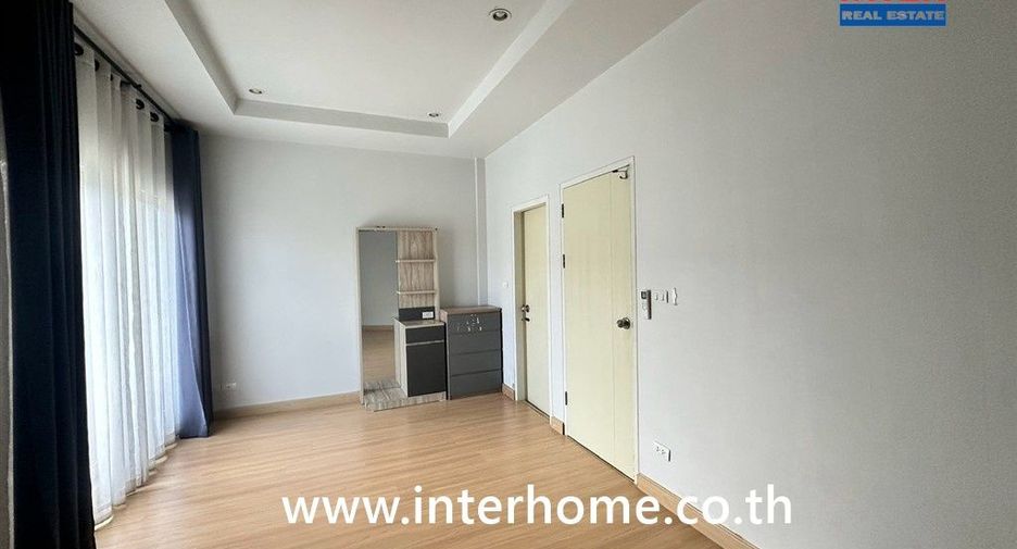 Casa adosada en venta de 3 habitaciones en Lam Luk Ka, Pathum Thani