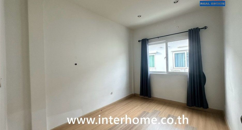 Casa adosada en venta de 3 habitaciones en Lam Luk Ka, Pathum Thani