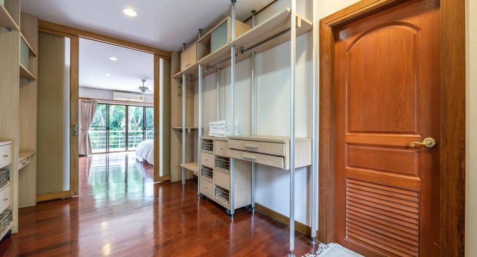For sale 4 bedrooms house in Wang Thonglang, Bangkok