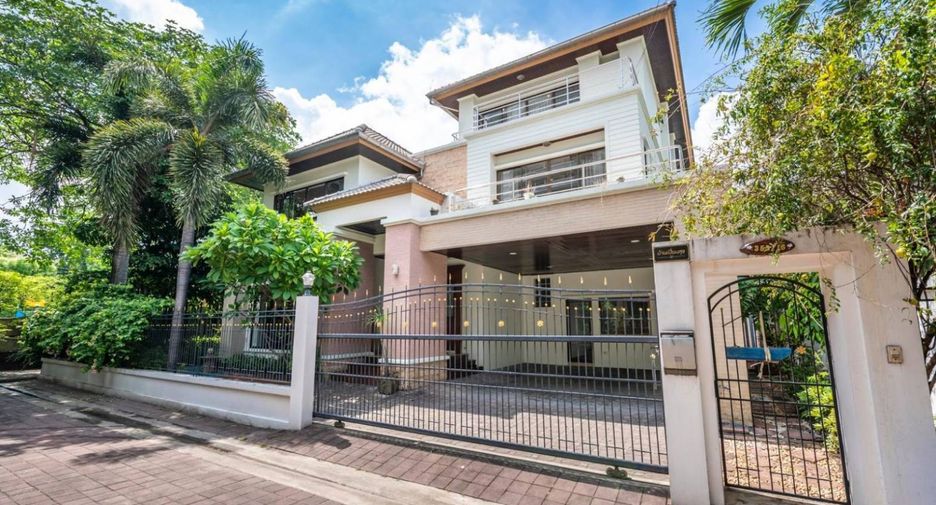 For sale 4 bedrooms house in Wang Thonglang, Bangkok