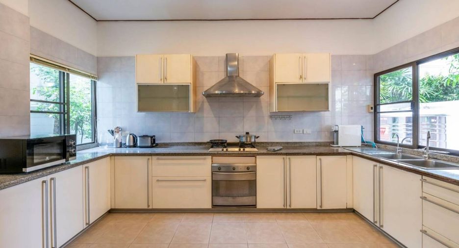 For sale 4 bedrooms house in Wang Thonglang, Bangkok