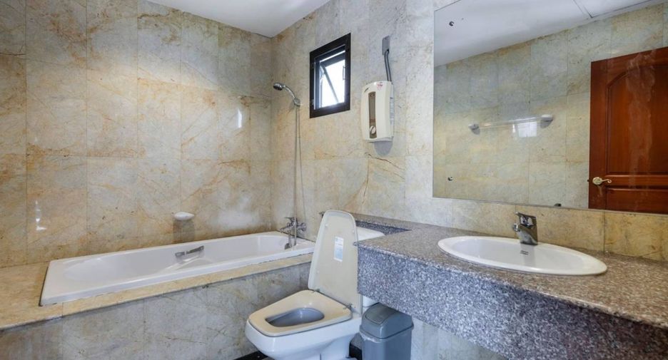 For sale 4 bedrooms house in Wang Thonglang, Bangkok