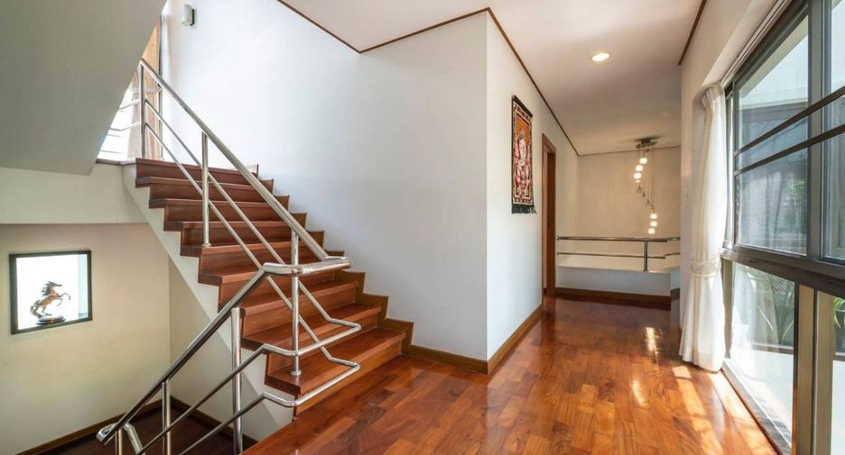 For sale 4 bedrooms house in Wang Thonglang, Bangkok
