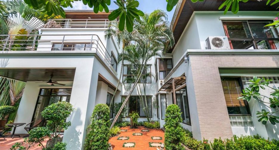 For sale 4 bedrooms house in Wang Thonglang, Bangkok