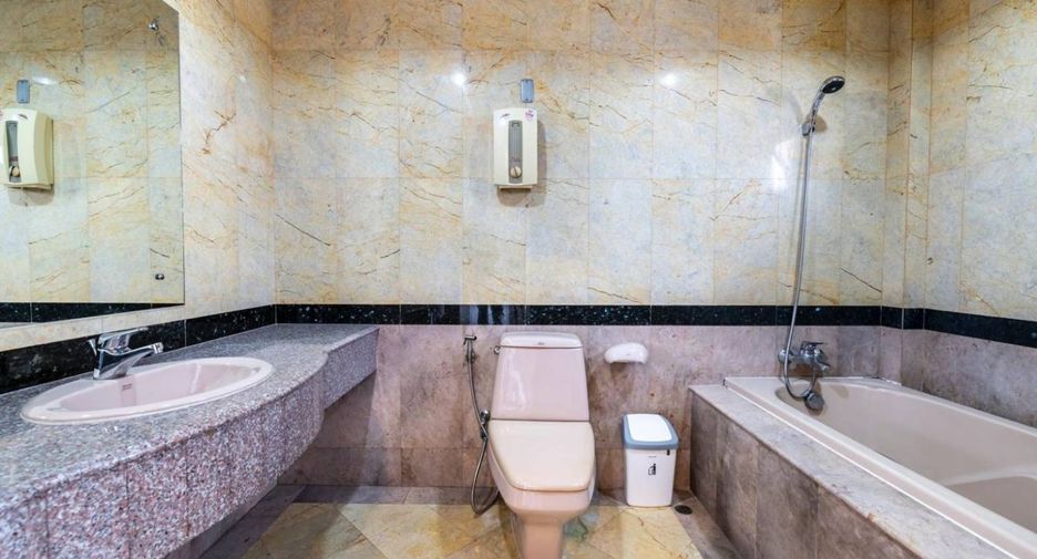 For sale 4 bedrooms house in Wang Thonglang, Bangkok