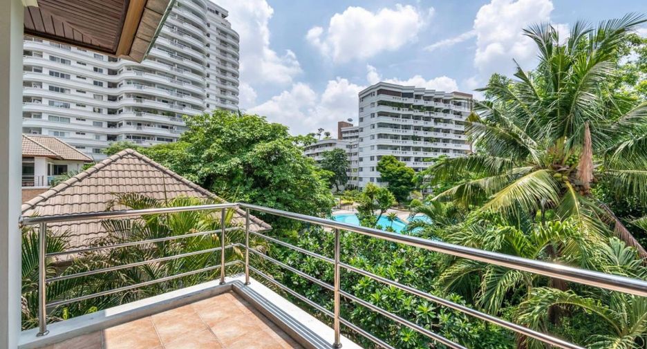 For sale 4 bedrooms house in Wang Thonglang, Bangkok