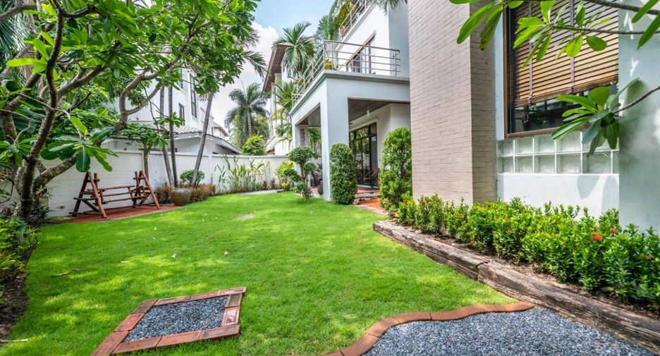 For sale 4 bedrooms house in Wang Thonglang, Bangkok