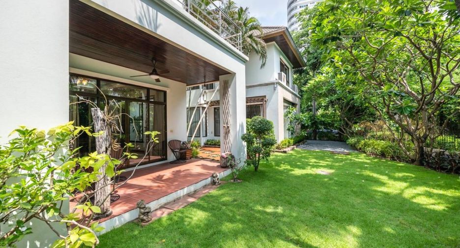 For sale 4 bedrooms house in Wang Thonglang, Bangkok