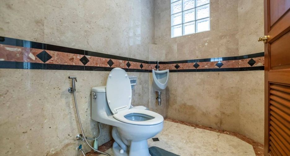 For sale 4 bedrooms house in Wang Thonglang, Bangkok