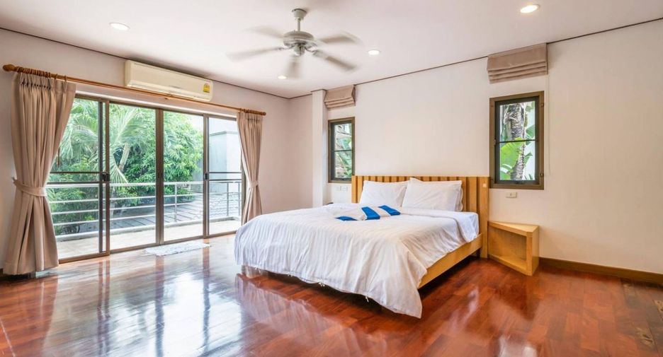 For sale 4 bedrooms house in Wang Thonglang, Bangkok