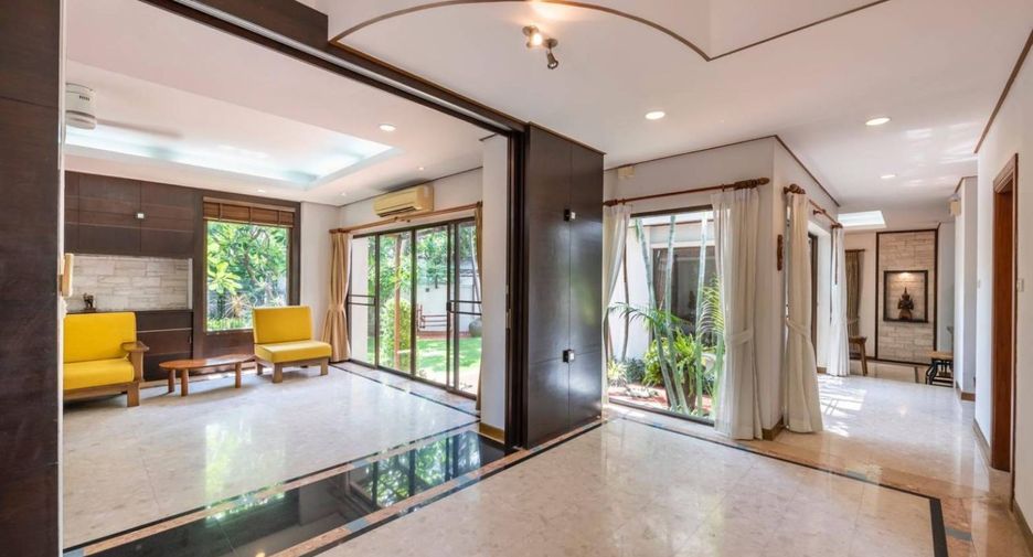 For sale 4 bedrooms house in Wang Thonglang, Bangkok