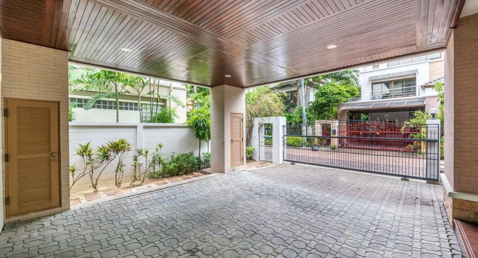 For sale 4 bedrooms house in Wang Thonglang, Bangkok