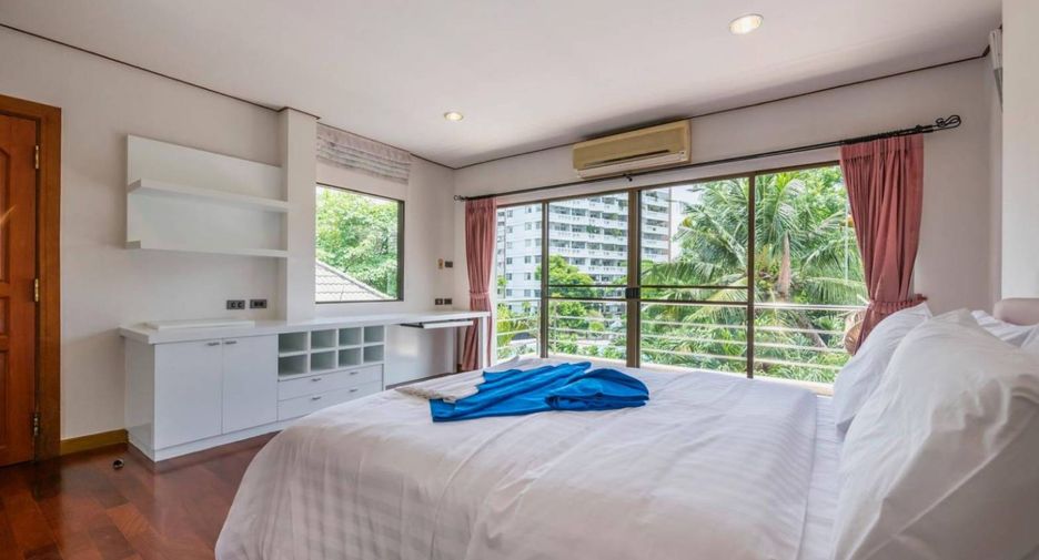 For sale 4 bedrooms house in Wang Thonglang, Bangkok