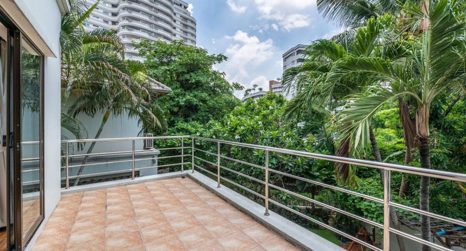 For sale 4 bedrooms house in Wang Thonglang, Bangkok