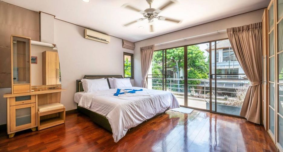 For sale 4 bedrooms house in Wang Thonglang, Bangkok