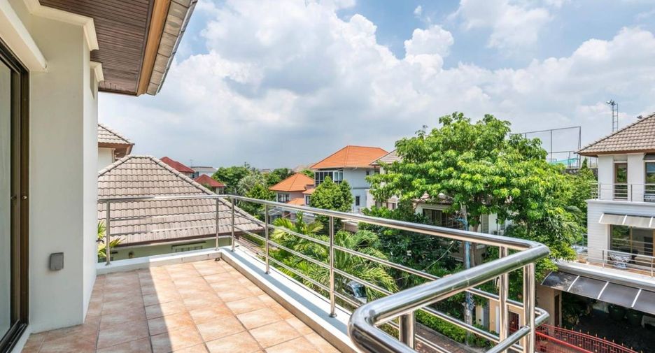 For sale 4 bedrooms house in Wang Thonglang, Bangkok