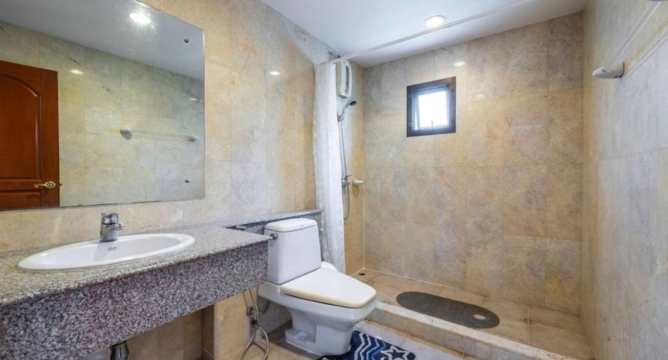 For sale 4 bedrooms house in Wang Thonglang, Bangkok