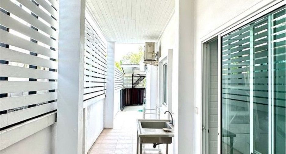 Casa adosada en venta de 4 habitaciones en Bang Phli, Samut Prakan