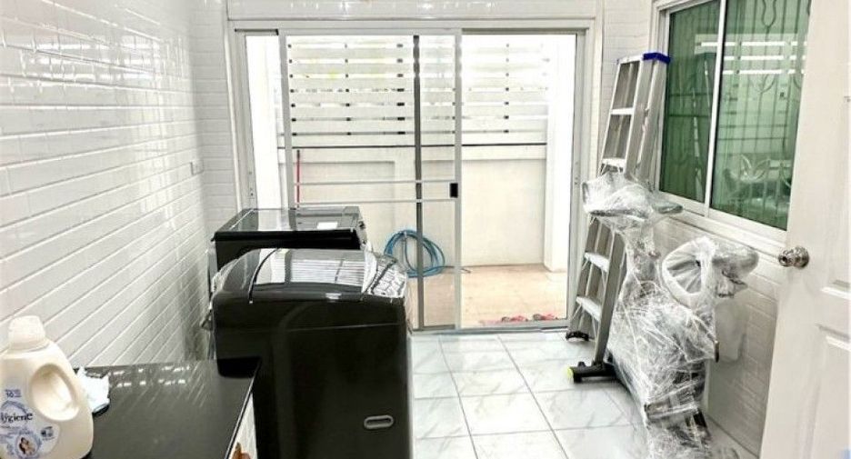 Casa adosada en venta de 4 habitaciones en Bang Phli, Samut Prakan