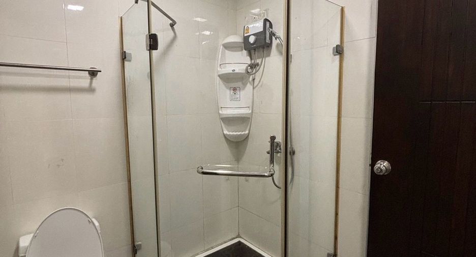 For rent 3 bedrooms townhouse in Khlong Toei, Bangkok