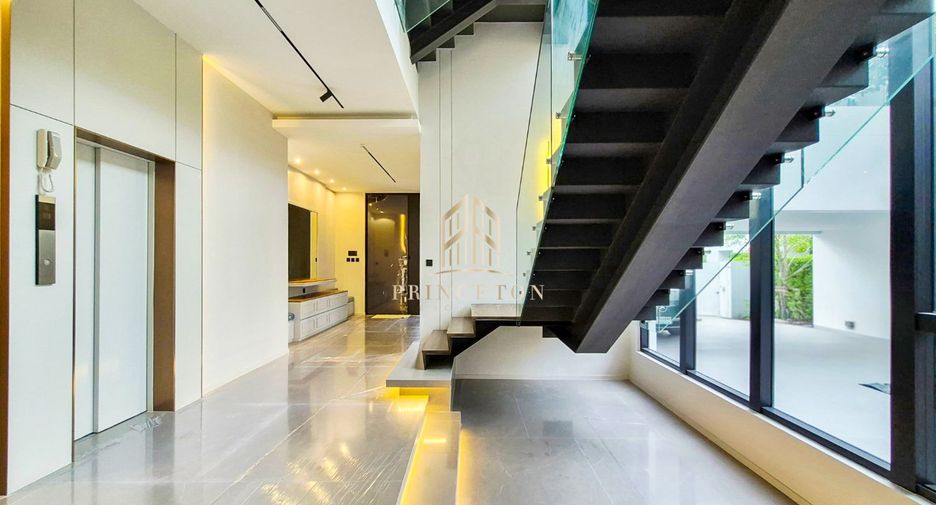 Casa en alquiler y en venta de 4 habitaciones en Saphan Sung, Bangkok