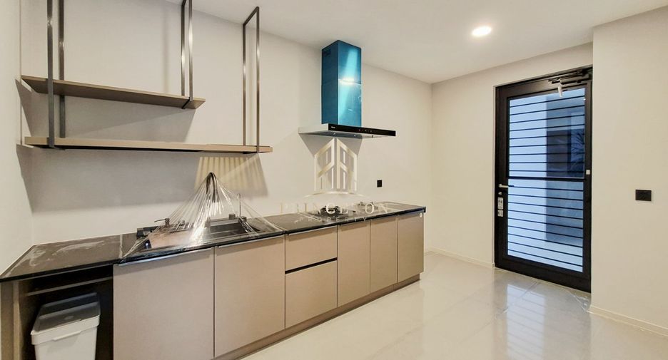 Casa en alquiler y en venta de 4 habitaciones en Saphan Sung, Bangkok