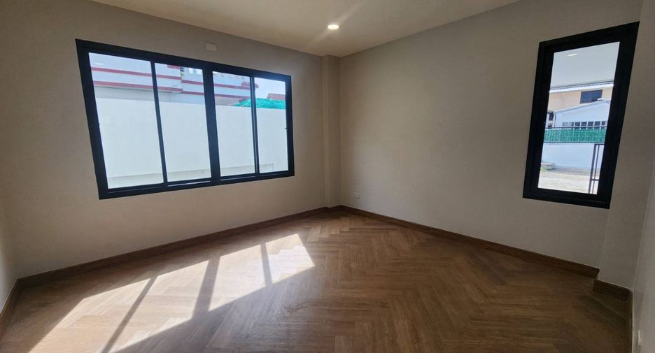 出售 4 卧室 独立屋 在 Mueang Nonthaburi, Nonthaburi