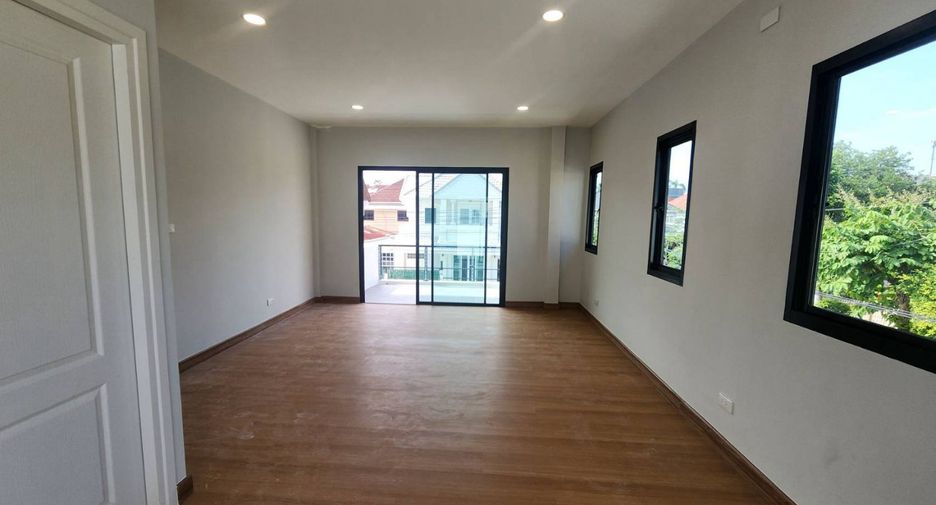出售 4 卧室 独立屋 在 Mueang Nonthaburi, Nonthaburi