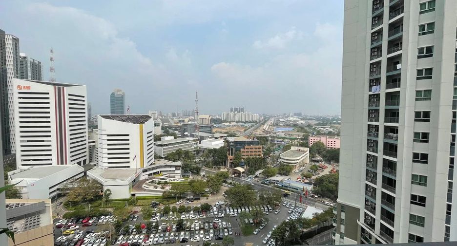 Wohnung zur Miete mit 3 Zimmer in Huai Khwang, Bangkok