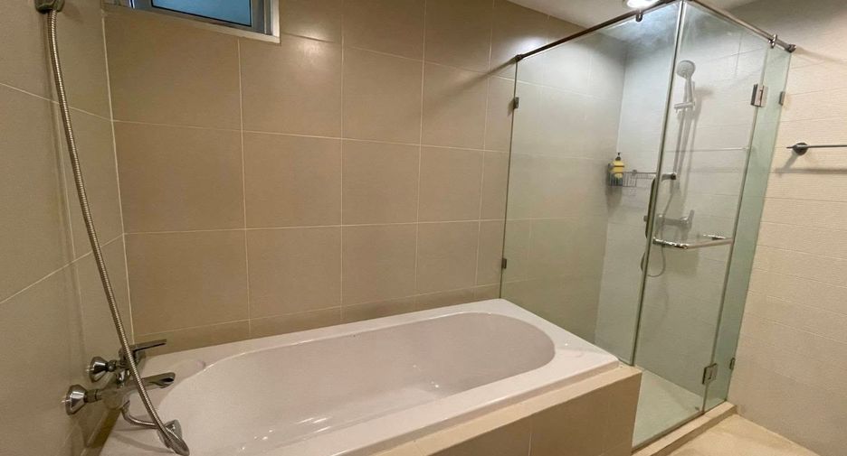 Wohnung zur Miete mit 3 Zimmer in Huai Khwang, Bangkok